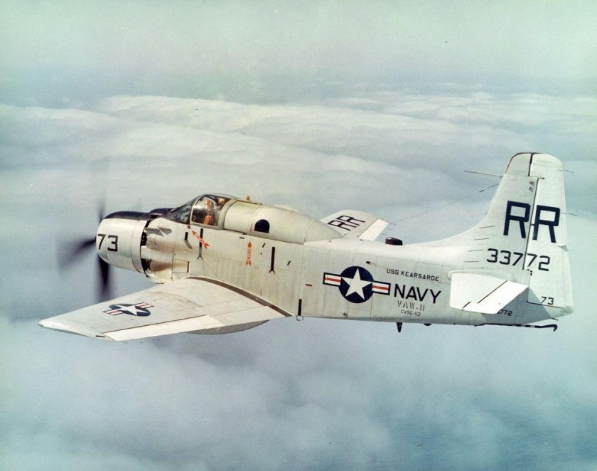 Douglas ad-5w EA-1e Skyraider