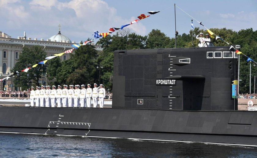 Подводная лодка на параде ВМФ
