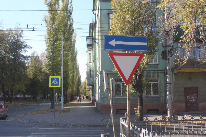 Дорожный знак 2.4 Уступи дорогу