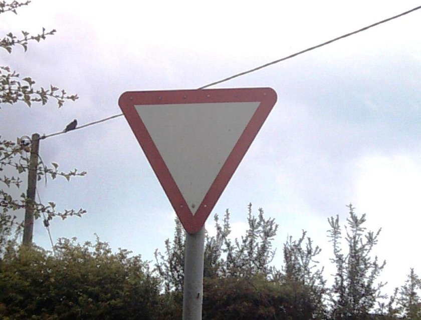 Дорожные знаки 2.4 уступите дорогу