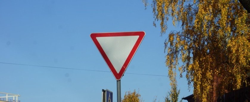 Знак Уступи дорогу