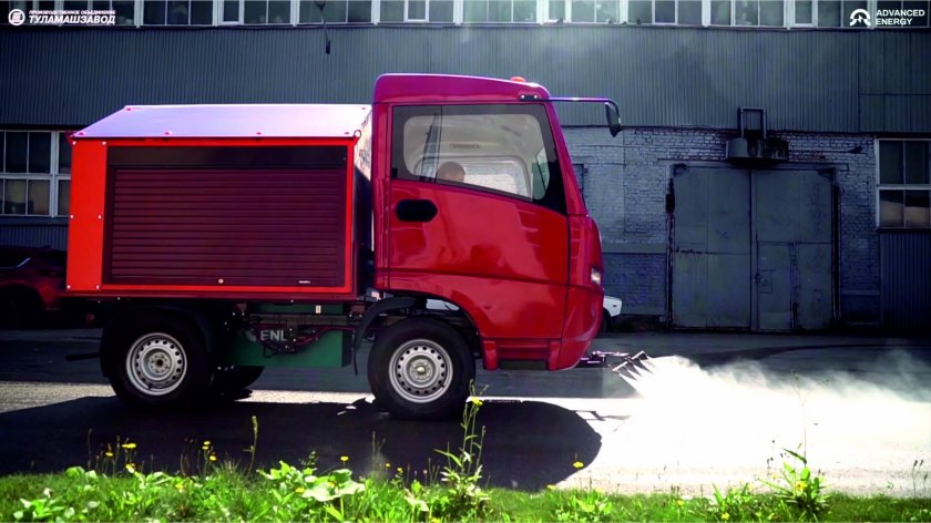 Белый электрокар муравей