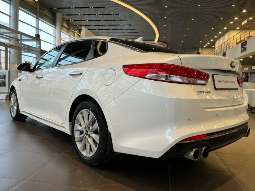 Белая киа оптима