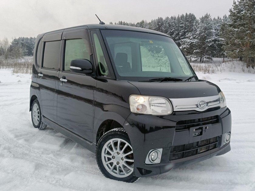 Daihatsu tanto черный