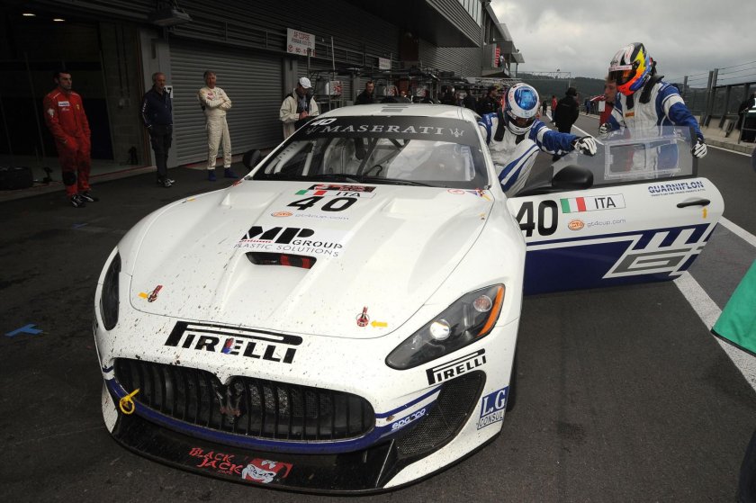 Спорткар Мазерати gt4