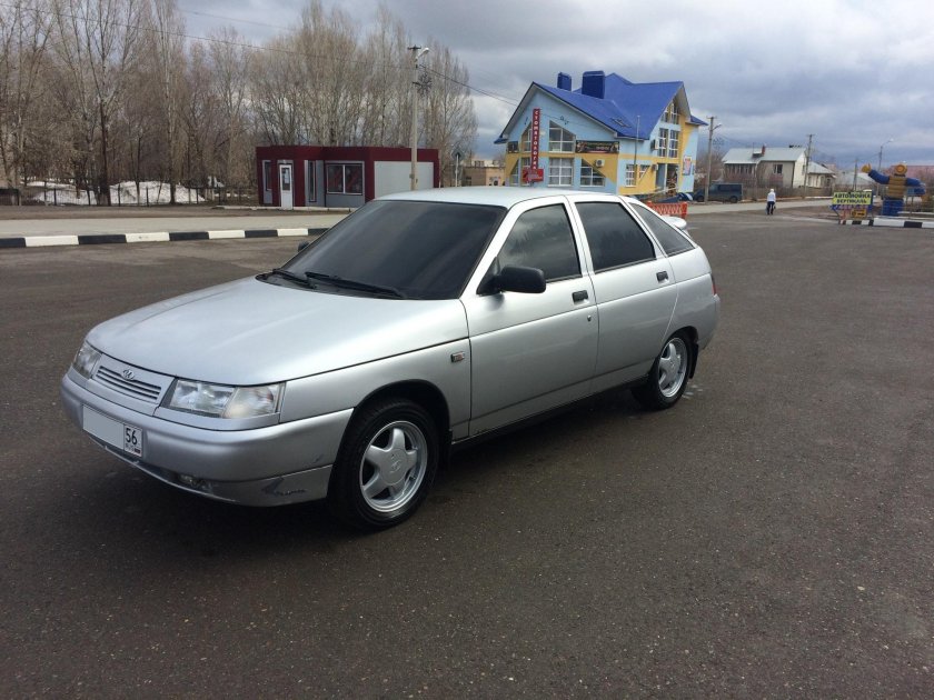 ВАЗ 2110 серебристая на r15