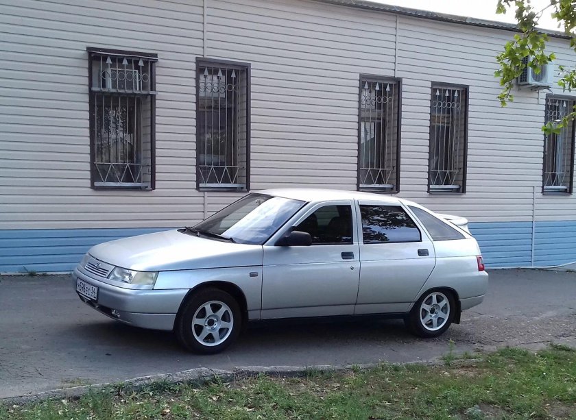 ВАЗ 2112 серебристая