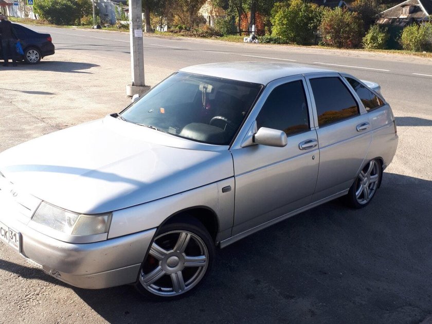 ВАЗ 2112 хэтчбек серебристый