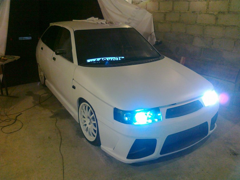 ВАЗ 2112 тюнингованная белая