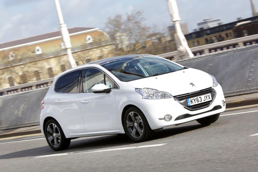 Peugeot 208 e gt White Side