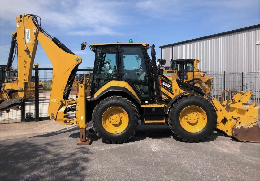 Экскаватор-погрузчик Caterpillar 444f2