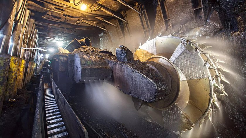 Комбайн проходческий в угольной шахте