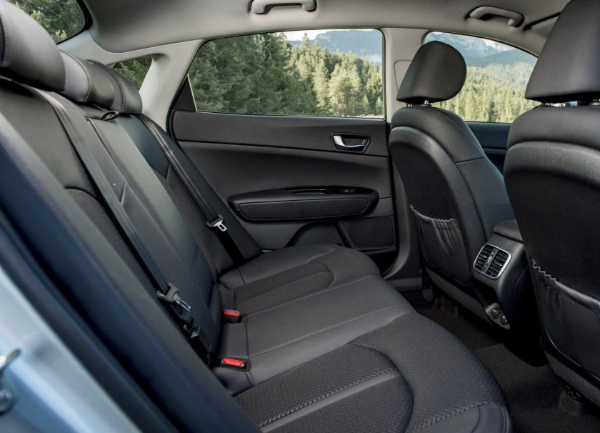 Kia Optima салон сзади
