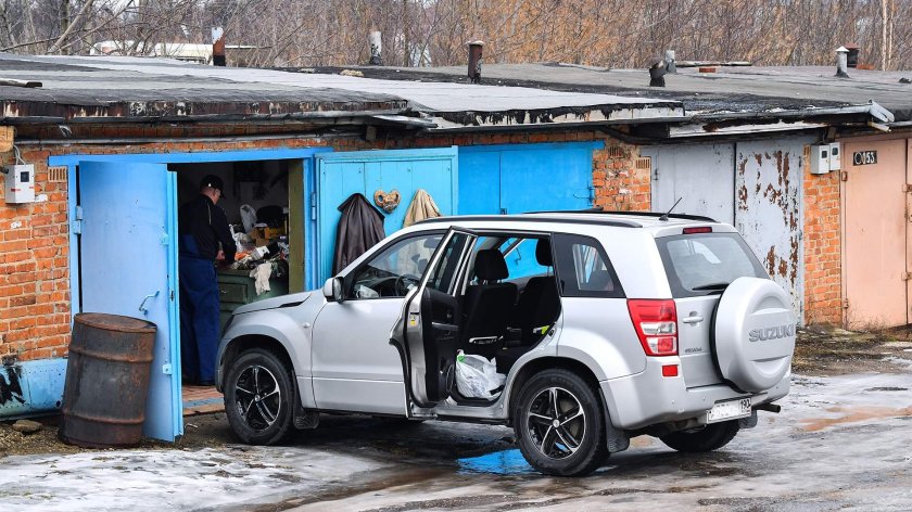 Машины в снесенных гаражах