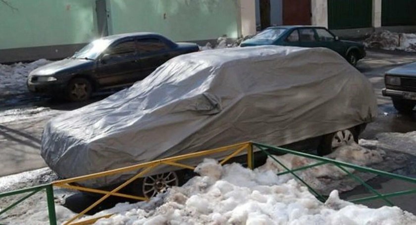 Машина под брезентом