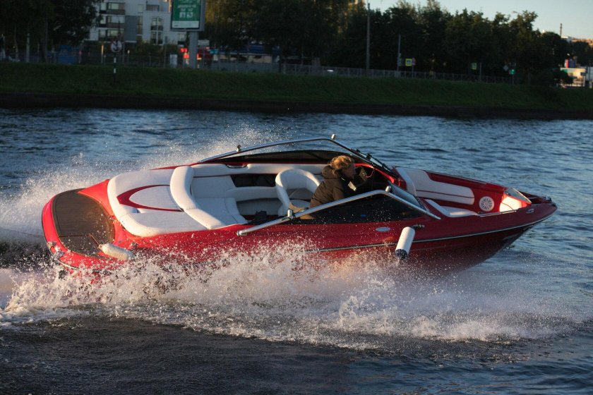 Катер красный