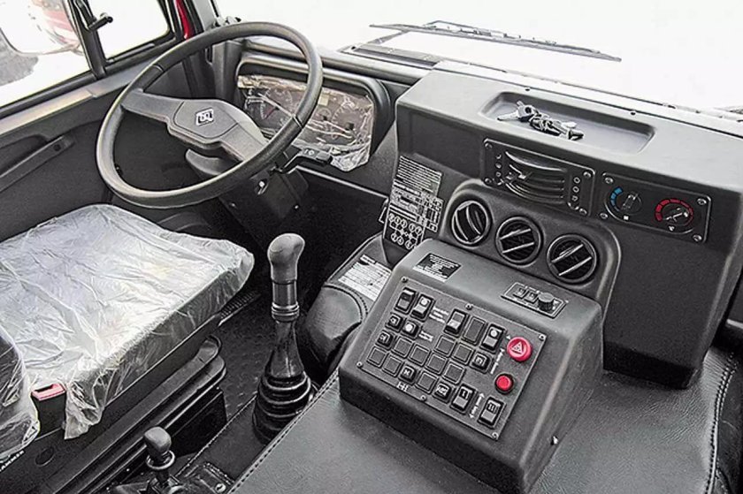Урал 44202 седельный тягач салон