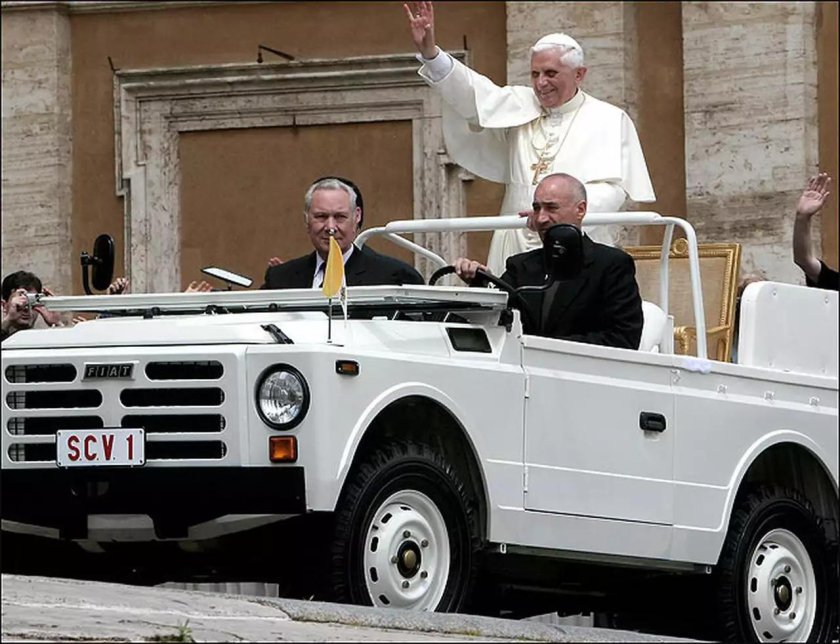 Мерседес папы Римского