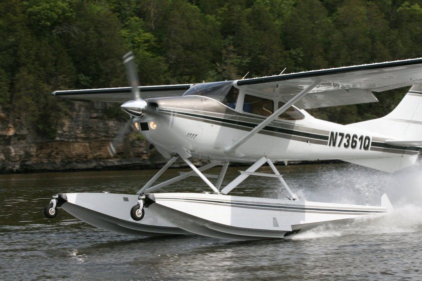 Самолет Cessna 182