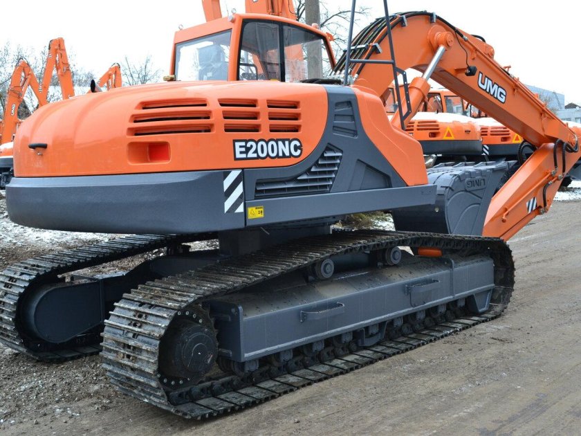 Гусеничный экскаватор UMG e200c