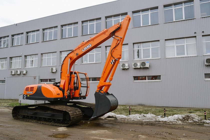 Гусеничный экскаватор UMG e200c