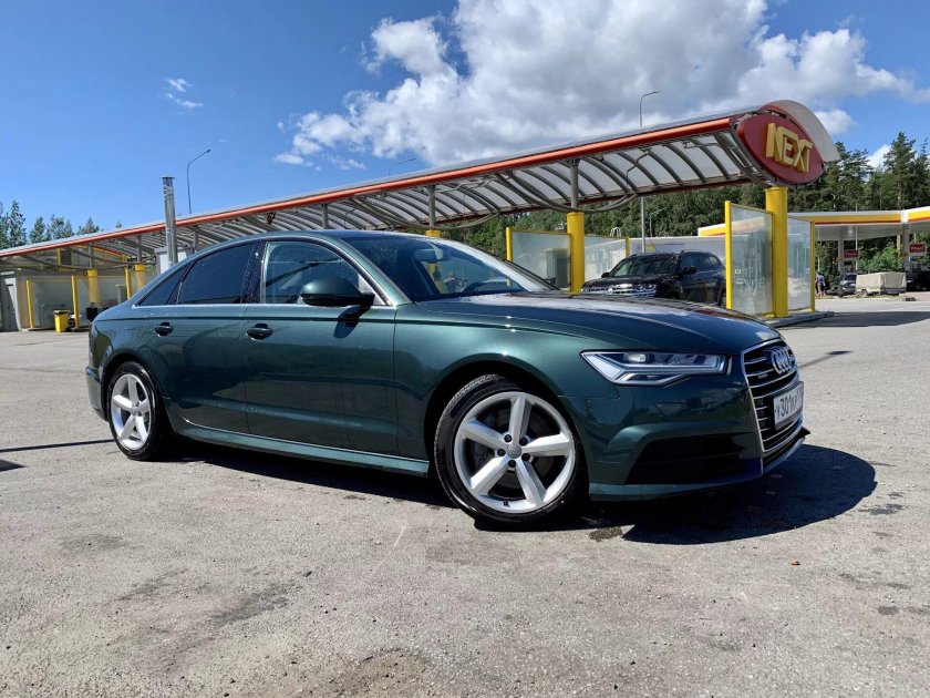 Зеленая Ауди а6 с7