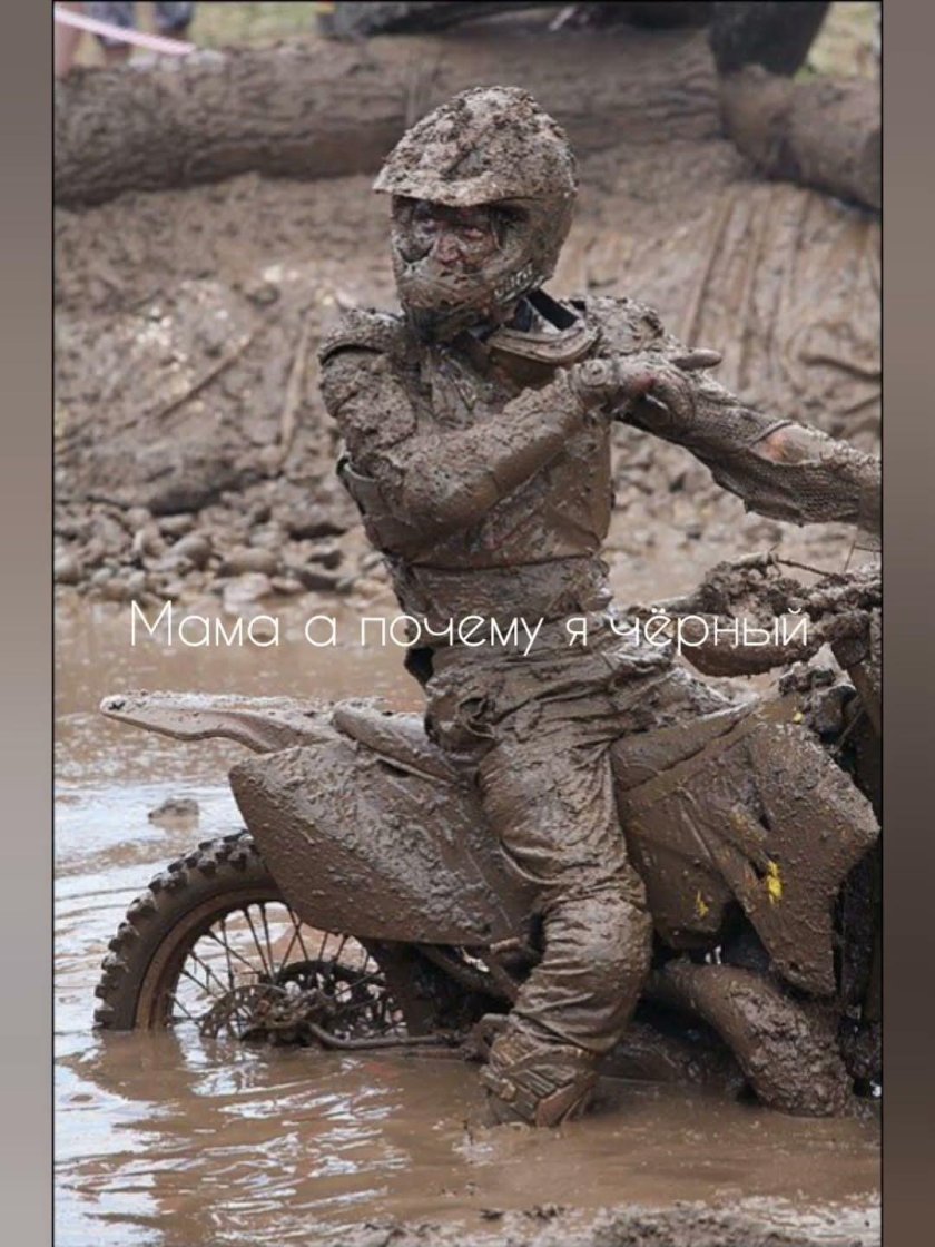 Кроссовый мотоцикл в грязи