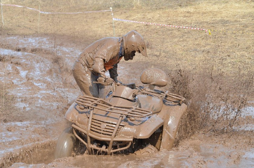 Квадроцикл в грязи