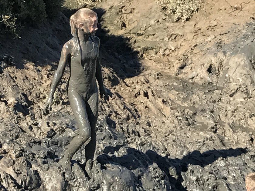 Мелкая девчонка в грязи