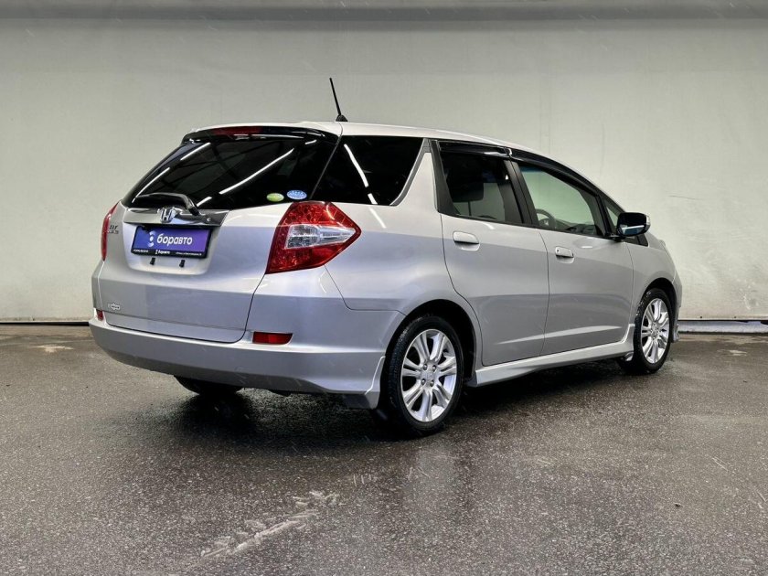 Honda fit shuttle 2011 серый