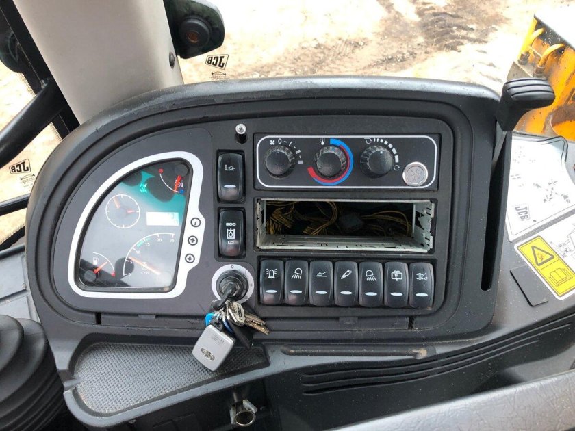 Приборная панель трактора JCB 3cx