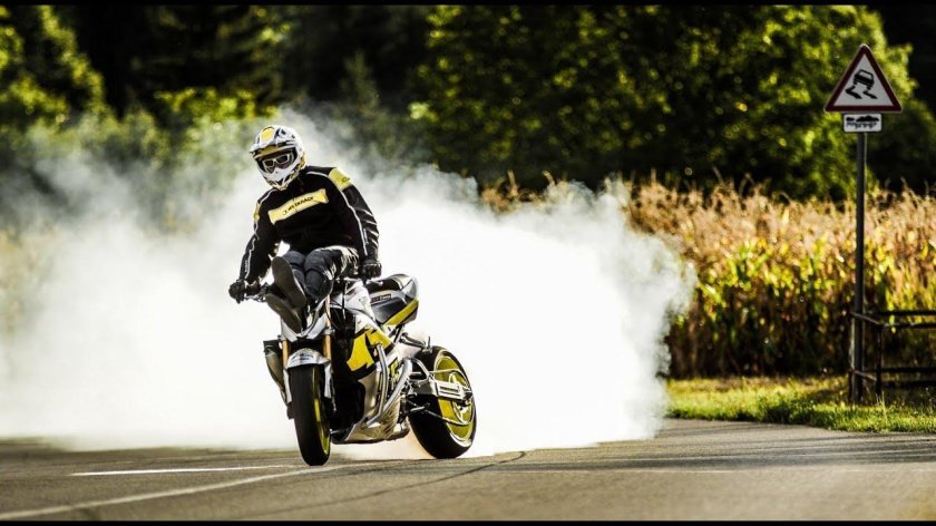 Мотоцикл дрифтит