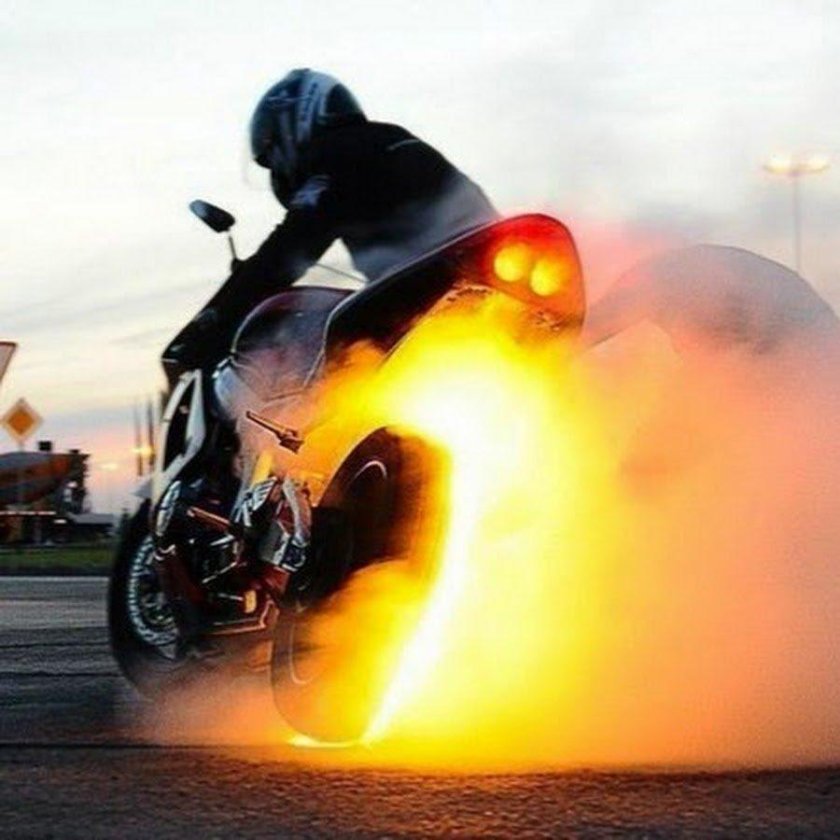 Мотоцикл в дыму
