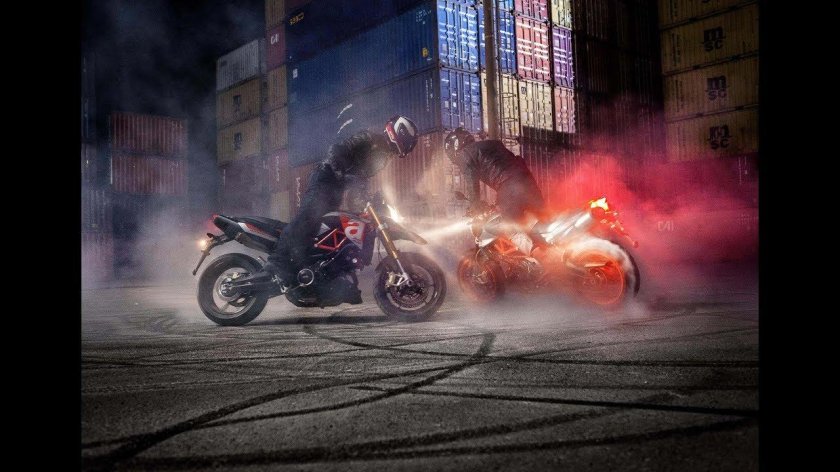 Мотоцикл в дыму