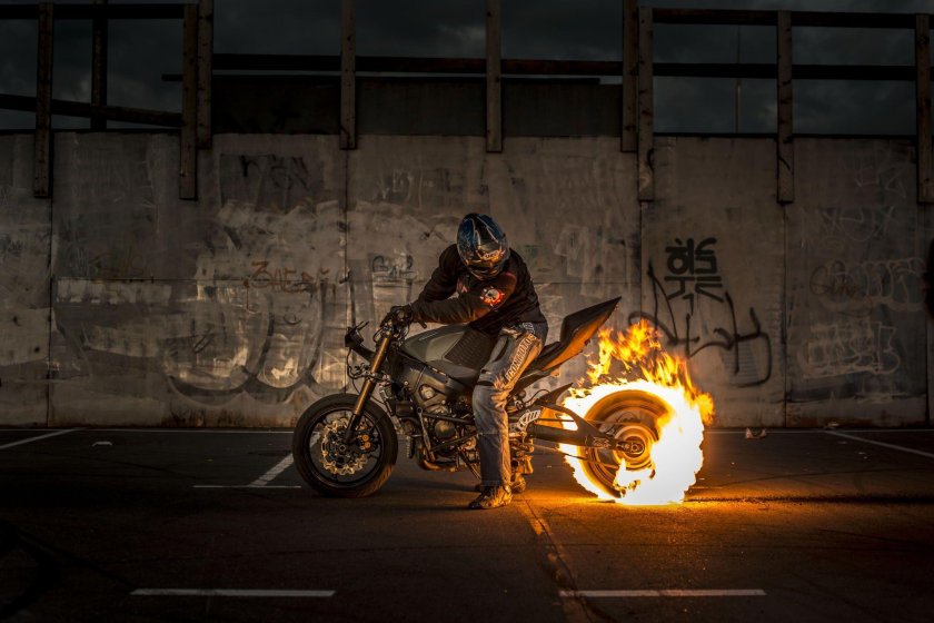 Ночные гонки на мотоциклах