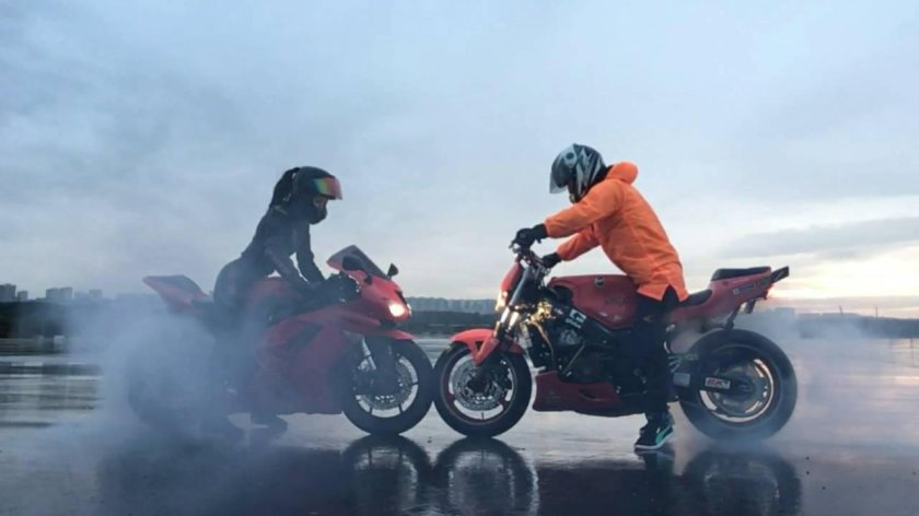 Мотоциклист жжет