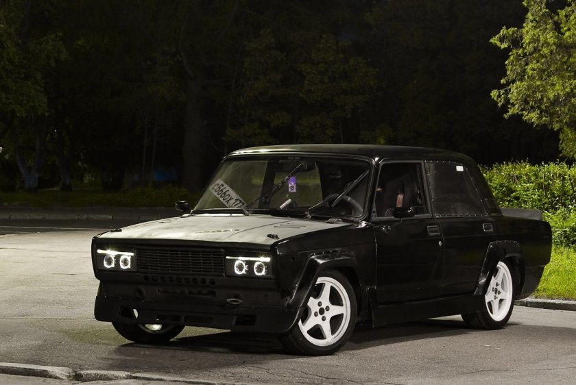 ВАЗ 2105 черная тюнинговая