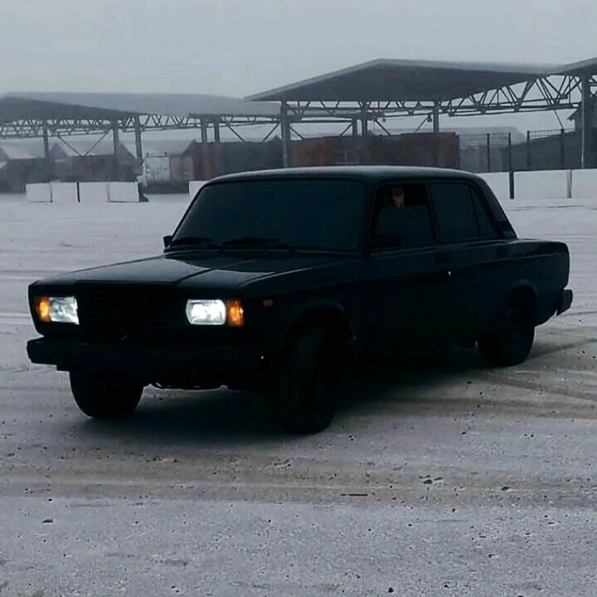 ВАЗ 2107 чёрная тонированная опер