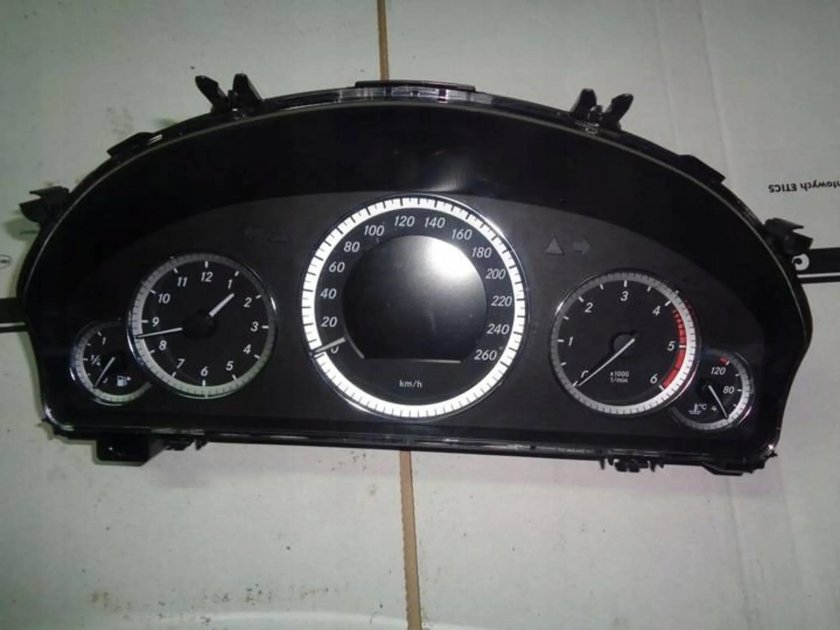 Панель приборов Mercedes c207