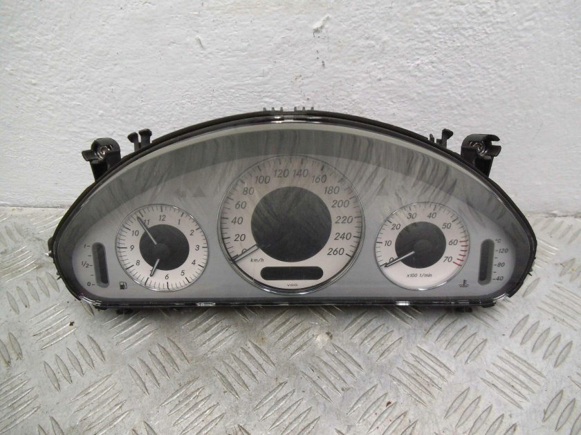 Панель приборов мерседес