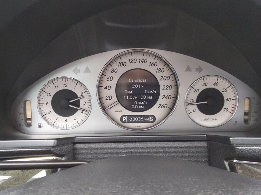 W211 Мерседес табло