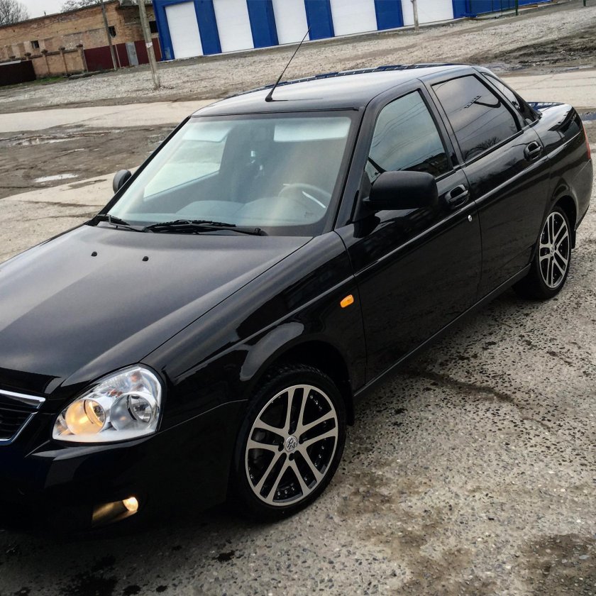 Лада Приора черная