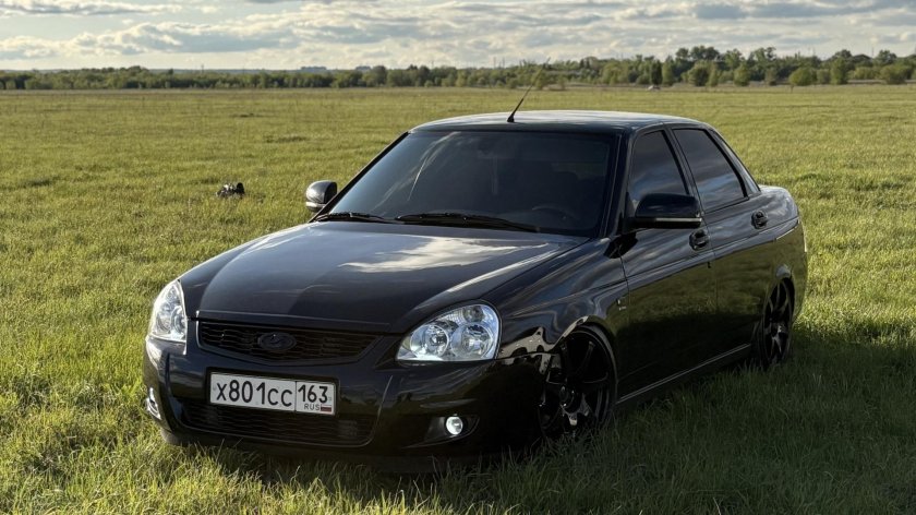 Приора седан черная