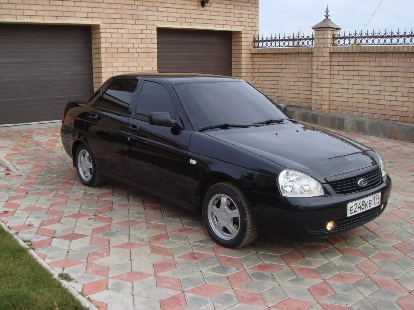 Черная Лада Приора седан