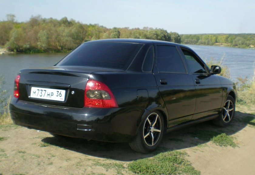 Черная Лада Приора седан