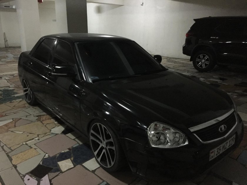 Лада Приора черная тонированная