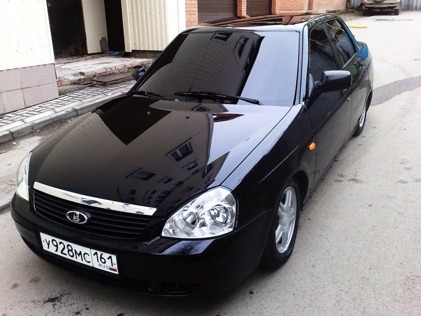 Лада Приора седан черная тонированная