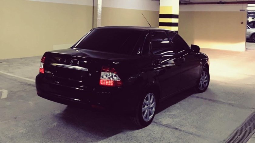 Черная Приора 2 седан тонированная