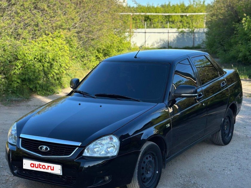 Приора седан черная