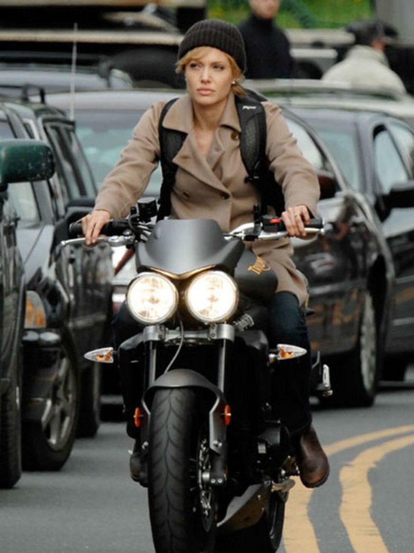 Анджелина Джоли на байке